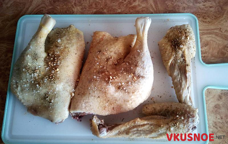 Фото приготовление рецепта: Утка кусочками с картофелем в духовке шаг №1