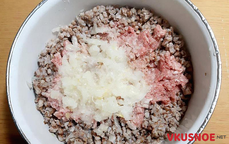 Фото приготовление рецепта: Котлеты из гречки с фаршем и сыром шаг №3