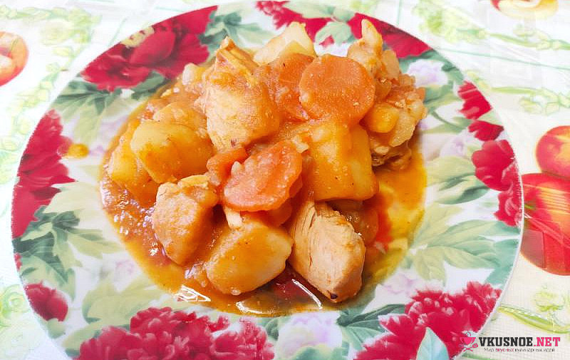 Фото приготовление рецепта: Картофель с курицей овощами и томатной пастой шаг №12