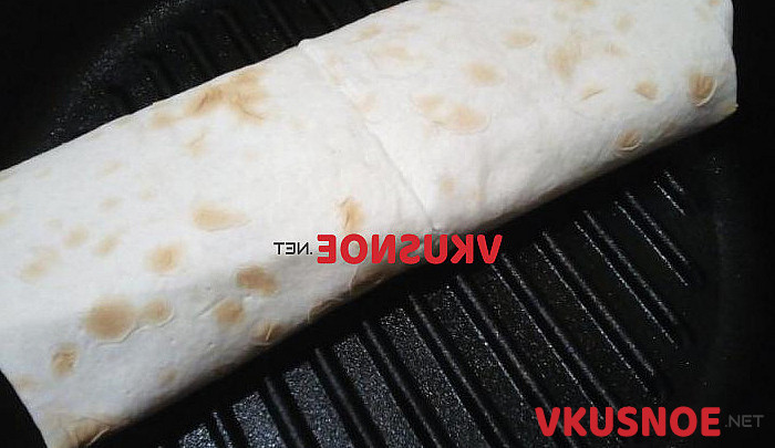 Фото приготовление рецепта: Утиная грудка в лаваше с овощами шаг №7