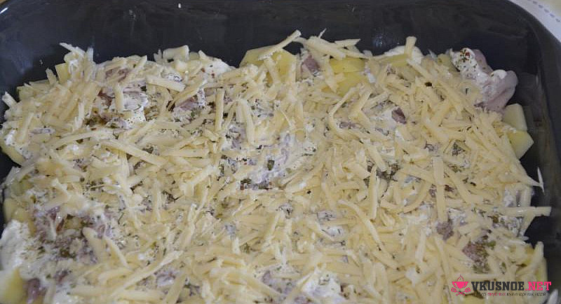 Фото приготовление рецепта: Картофельная запеканка с куриной грудкой и сыром шаг №4
