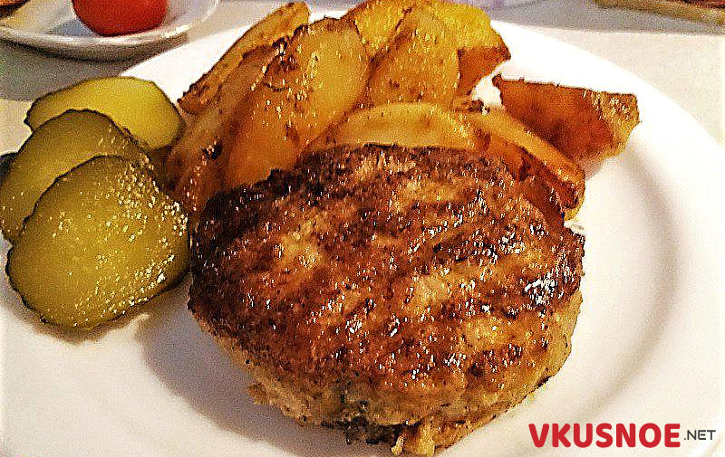 Фото приготовление рецепта: Котлеты из мясного фарша с шампиньонами шаг №10
