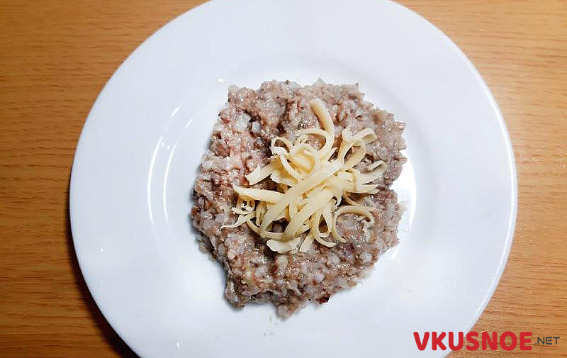 Фото приготовление рецепта: Котлеты из гречки с фаршем и сыром шаг №9