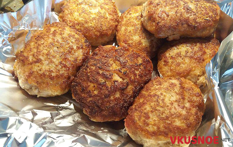 Фото приготовление рецепта: Котлеты из куриного фарша с овощами шаг №11