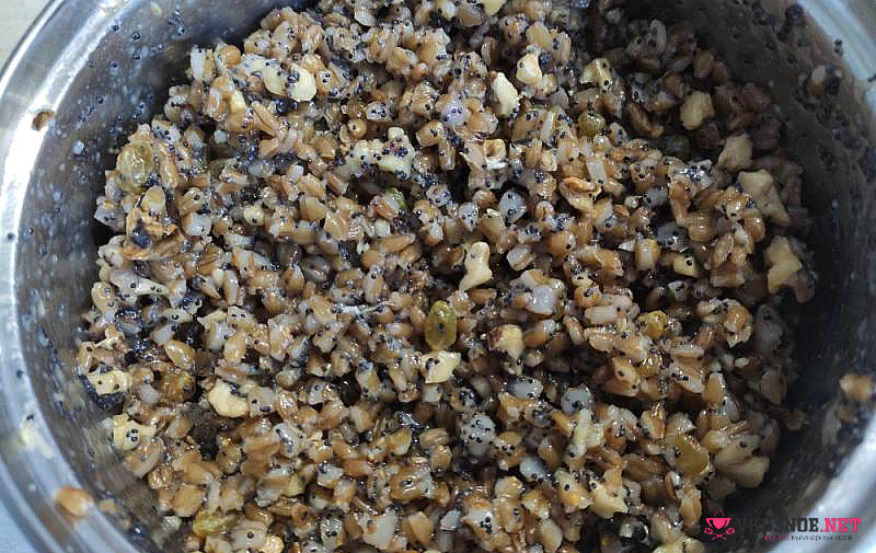 Фото приготовление рецепта: Кутья из пшеницы с орехами и изюмом шаг №5