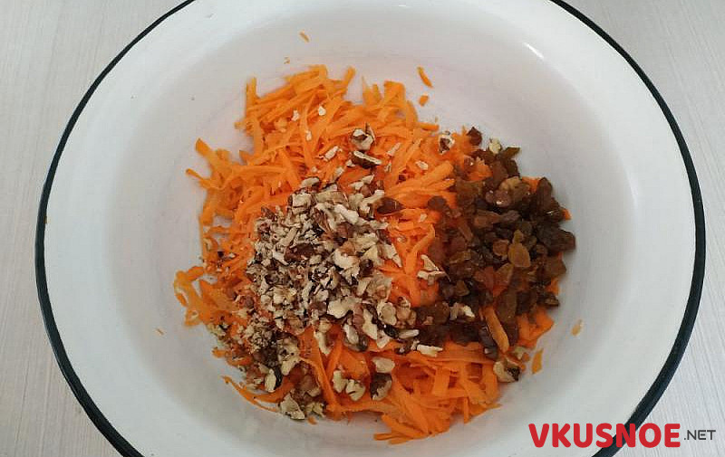 Фото приготовление рецепта: Морковные котлеты с грецкими орехами и изюмом шаг №3