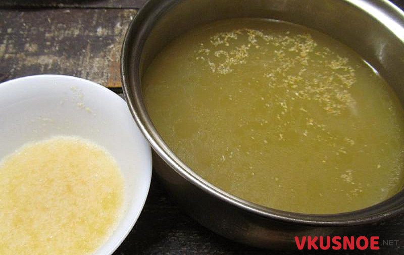 Фото приготовление рецепта: Пасхальное заливное из курицы и говядины шаг №5