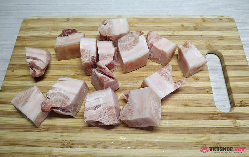 Фото приготовление рецепта: Булгур со свининой грудинкой и кукурузой на сковороде шаг №1