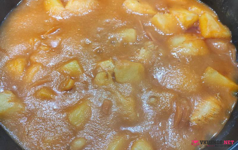 Фото приготовление рецепта: Картофель с курицей овощами и томатной пастой шаг №11